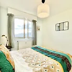 Family Getaway In With Balcony Apartament *