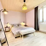 شقة Family Getaway In With Balcony *