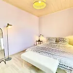 Family Getaway In With Balcony شقة *