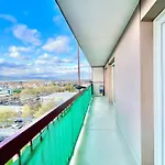 شقة Family Getaway In With Balcony *