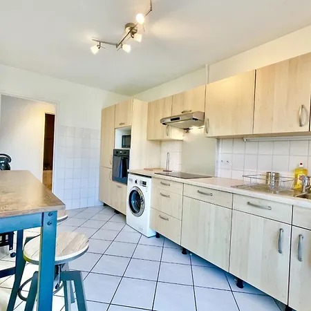 Family Getaway In With Balcony Apartment *