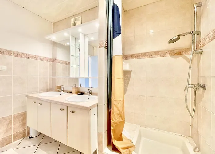 Family Getaway In With Balcony Appartamento